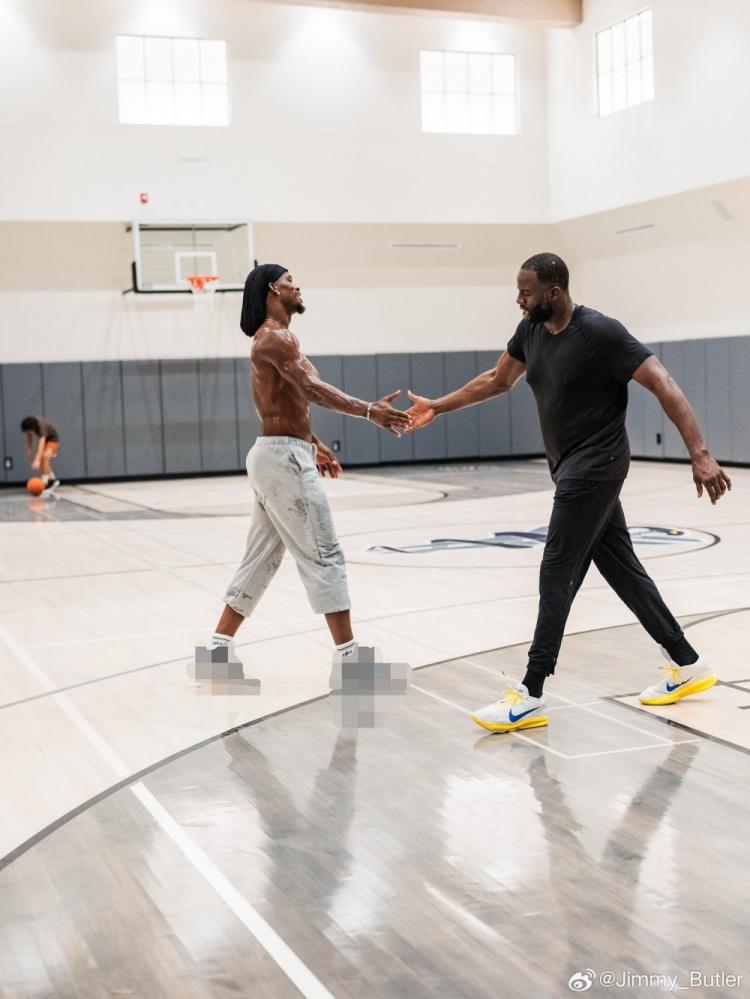 向着冠军前进！巴特勒晒出与追梦一同训练的照片：追梦说得都对