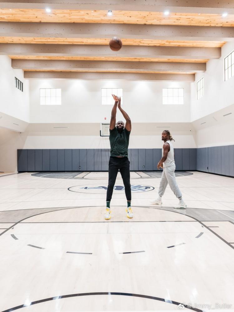 向着冠军前进！巴特勒晒出与追梦一同训练的照片：追梦说得都对