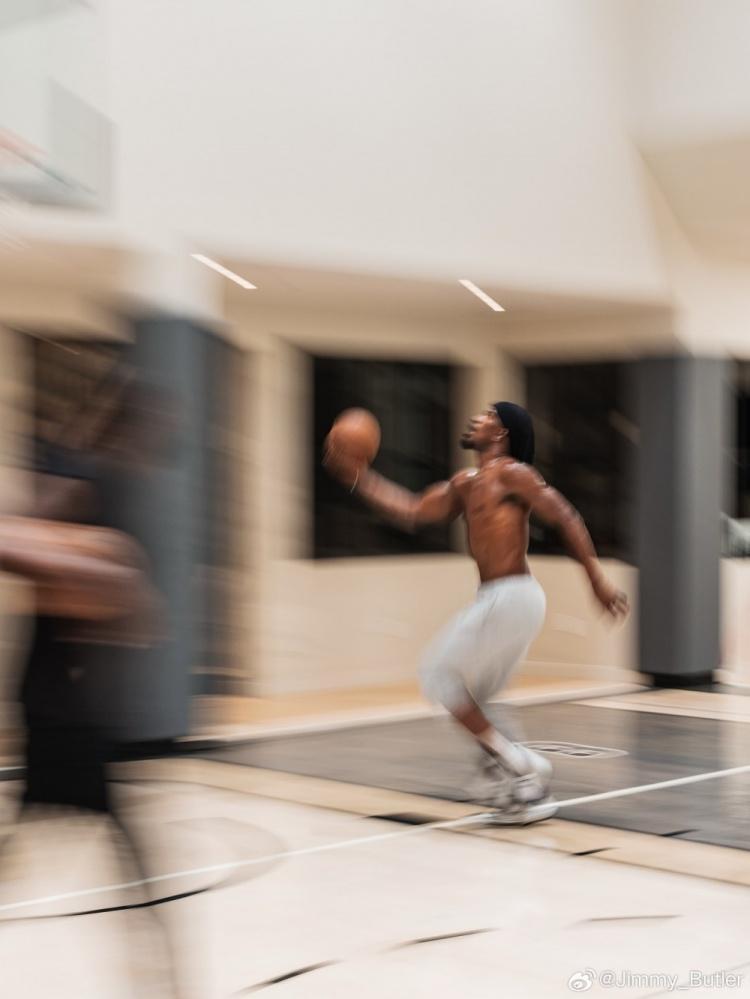 向着冠军前进！巴特勒晒出与追梦一同训练的照片：追梦说得都对